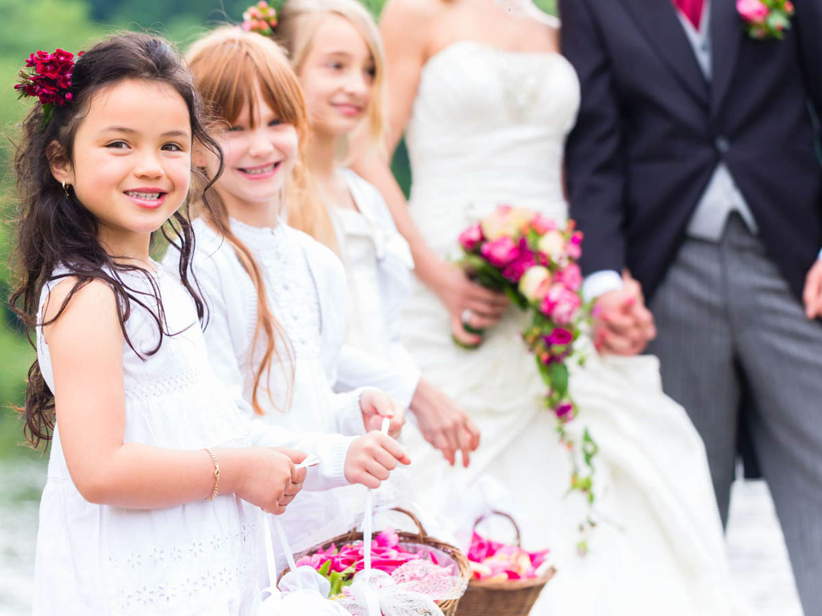 Blumenkinder bei der Hochzeit